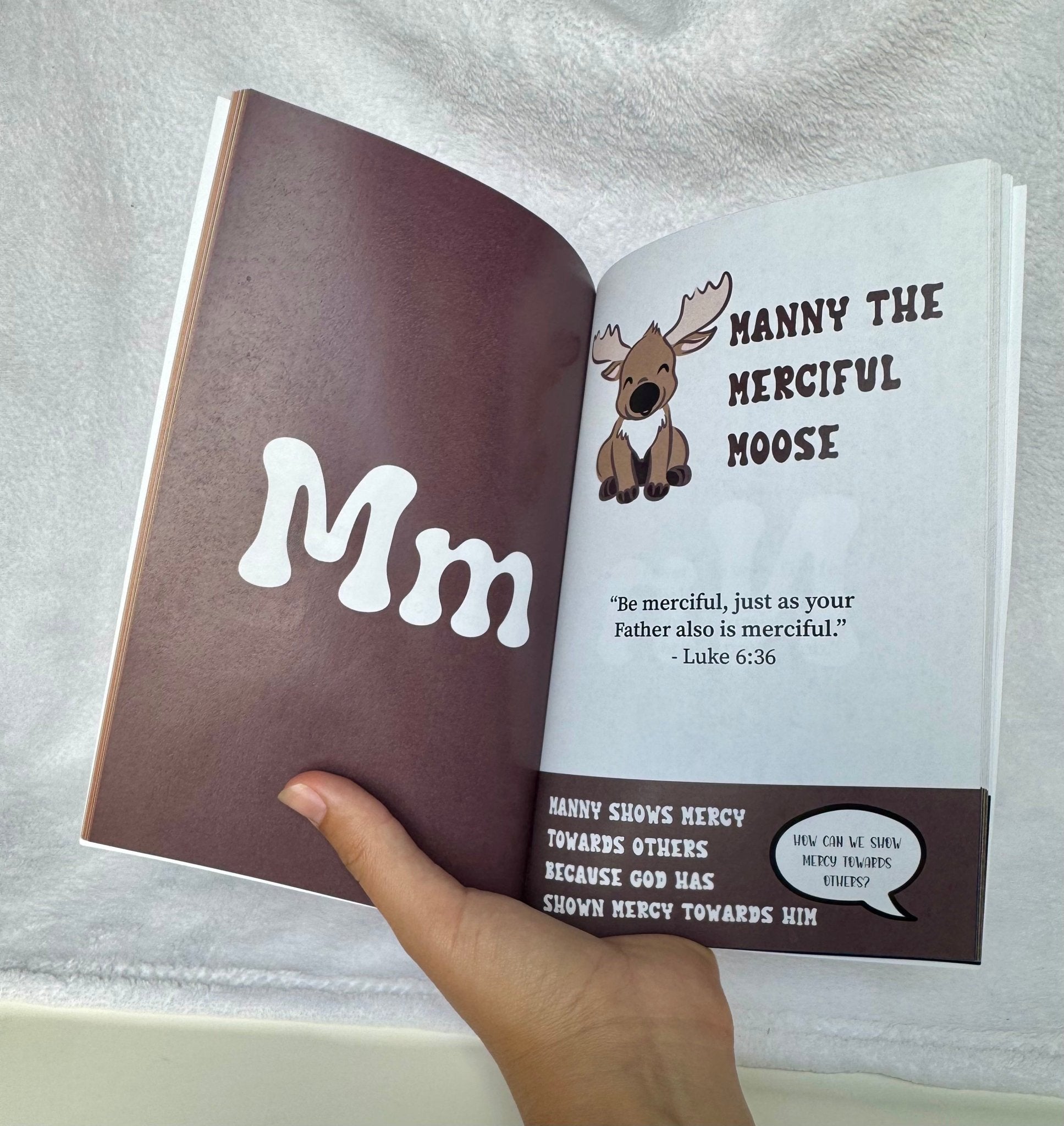 ABC Bible Verse Devotional: A to Z Daily Devotional for Kids with Daily Bible Verses, Godly Lessons, & Application Questions - Seek and Share Designs